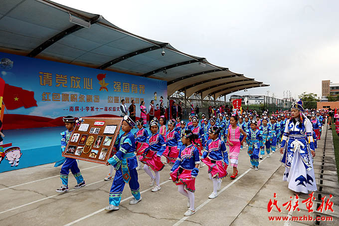 云南省临翔区南屏小学开展“红色旗帜永飘扬 边疆儿童心向党”艺术节活动 图片报道 第3张