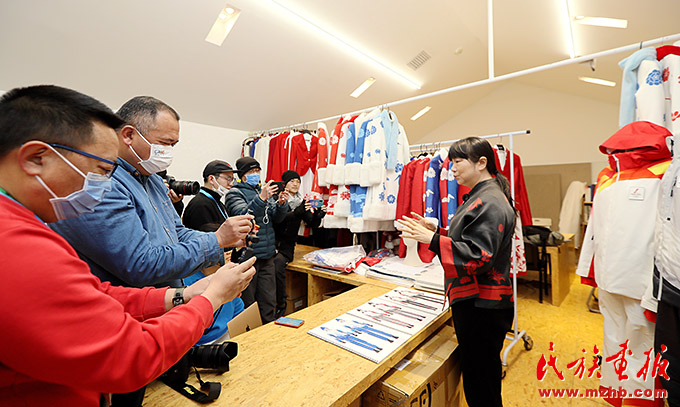 把中国最美服装设计展现给世界——访“双奥服装设计师”、北京服装学院民族服饰博物馆馆长贺阳教授 图片报道 第3张