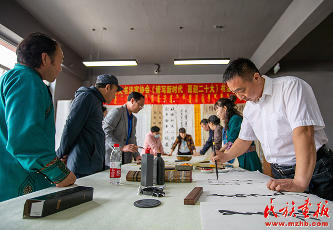 内蒙古通辽蒙古文书法家协会举办《谱写新时代 喜迎二十大》书法笔会 图片报道 第3张