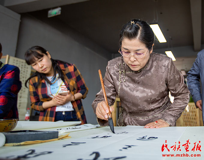 内蒙古通辽蒙古文书法家协会举办《谱写新时代 喜迎二十大》书法笔会 图片报道 第2张