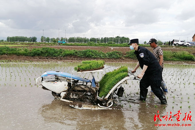 吉林出入境边防检查总站延边边境管理支队三家子边境派出所获评“全国公安机关爱民模范集体” 图片报道 第5张