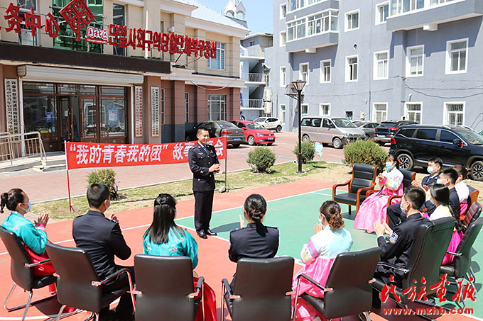 吉林圈河边检青年民警与辖区群众同看直播 庆建团百年 图片报道 第2张