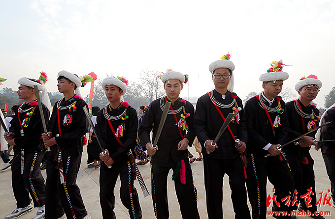 云南陇川万人齐跳目瑙纵歌 ，相当震撼！ 图片报道 第11张