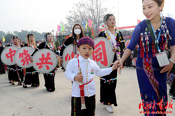 云南陇川万人齐跳目瑙纵歌 ，相当震撼！ 图片报道 第13张