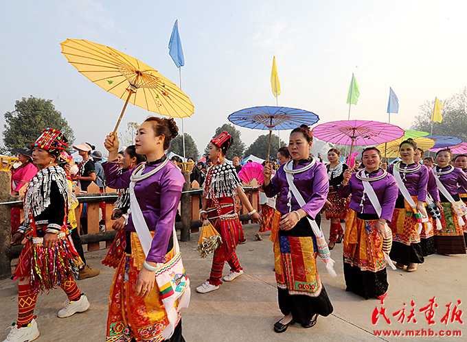 云南陇川万人齐跳目瑙纵歌 ，相当震撼！ 图片报道 第8张