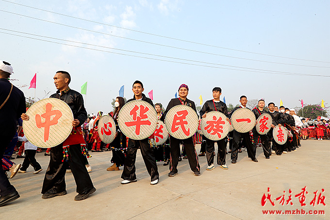 云南陇川万人齐跳目瑙纵歌 ，相当震撼！ 图片报道 第4张