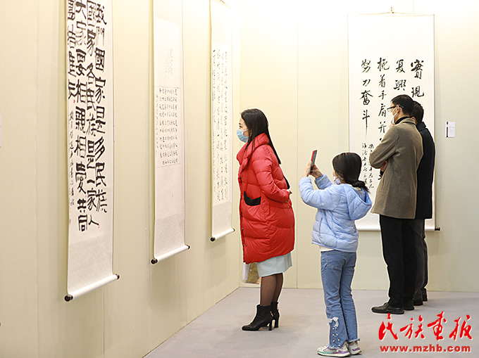 第二届“石榴杯”甘肃省民族书画摄影作品展暨民族古籍保护成果展北京专展开幕 图片报道 第4张