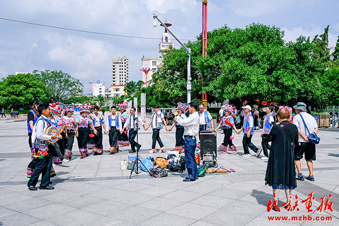 云南楚雄彝族火把节｜节日气氛“浓” 图片报道 第3张