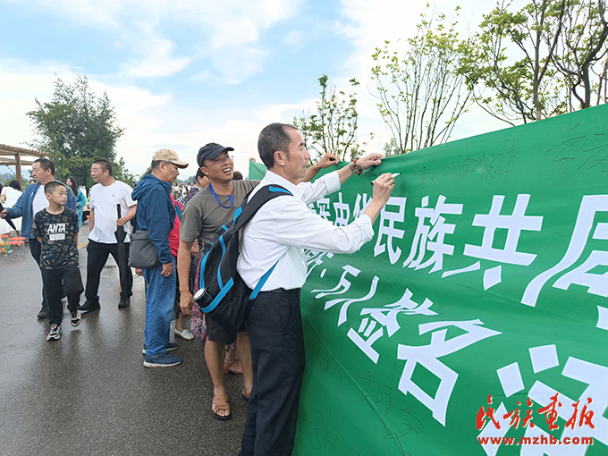 云南曲靖麒麟区开展“铸牢中华民族共同体意识 同心同行·万人签名”活动 图片报道 第5张